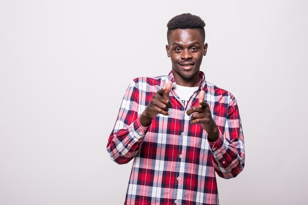 Fiducioso ragazzo africano fresco che ti punta. Giovane bello stupito che gesturing e che osserva. Concetto di scelta