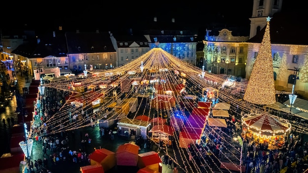 Fiera di Natale a Sibiu Romania Vista dall'alto dell'antenna