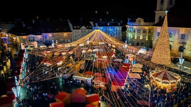 Fiera di Natale a Sibiu Romania Vista dall'alto dell'antenna