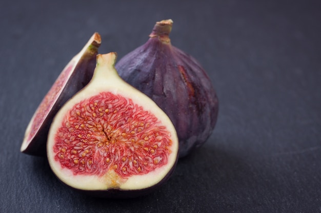 Fig tagliato a metà in uno sfondo grigio