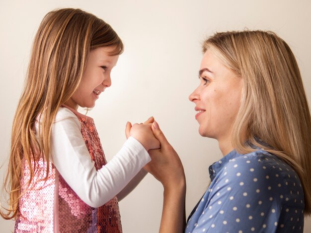 Figlia adorabile e madre bionda insieme