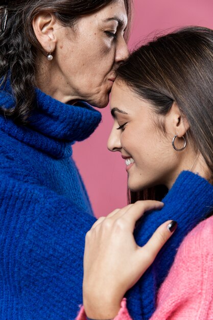 Figlia baciante della mamma del primo piano