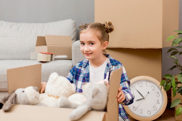 Figlia che aiuta a imballare le scatole