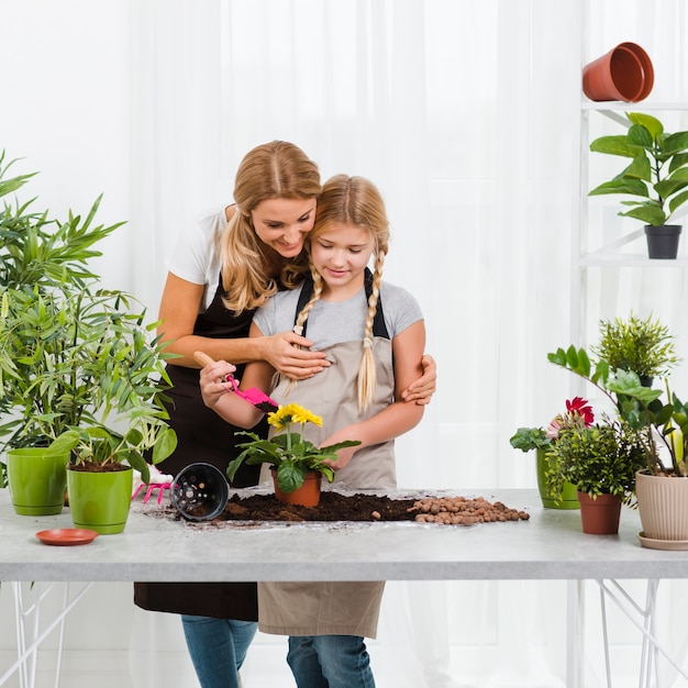 Figlia che aiuta mamma in serra