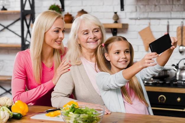 Figlia che fa un selfie con la sua famiglia