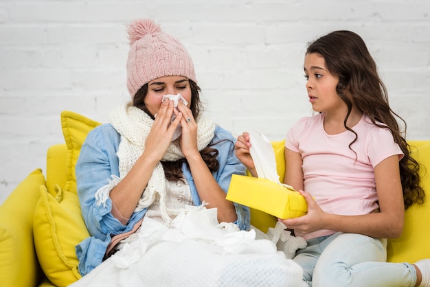 Figlia che si prende cura di sua madre