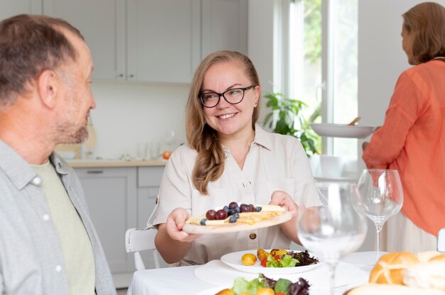 Figlia che visita i suoi genitori a casa loro