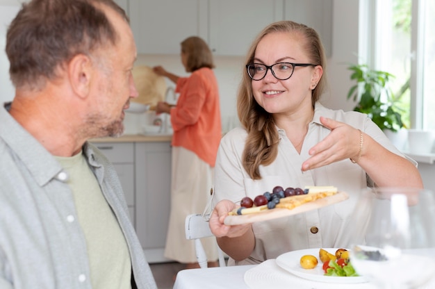 Figlia che visita i suoi genitori a casa loro