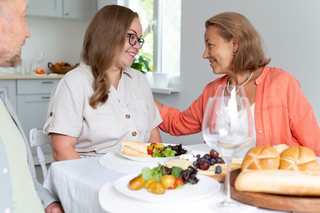 Figlia che visita i suoi genitori a casa loro