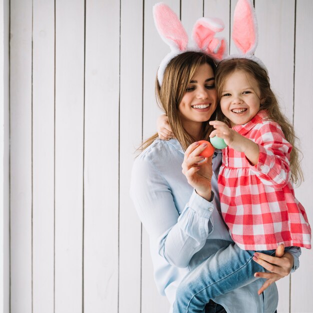 Figlia della holding della giovane donna in armi con le uova di Pasqua