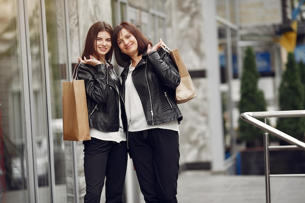 Figlia della madre e dell'adulto con il sacchetto della spesa