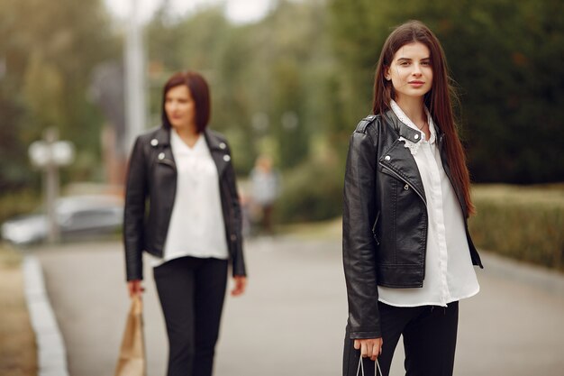 Figlia della madre e dell'adulto con il sacchetto della spesa