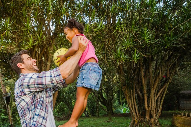 Figlia di sollevamento padre