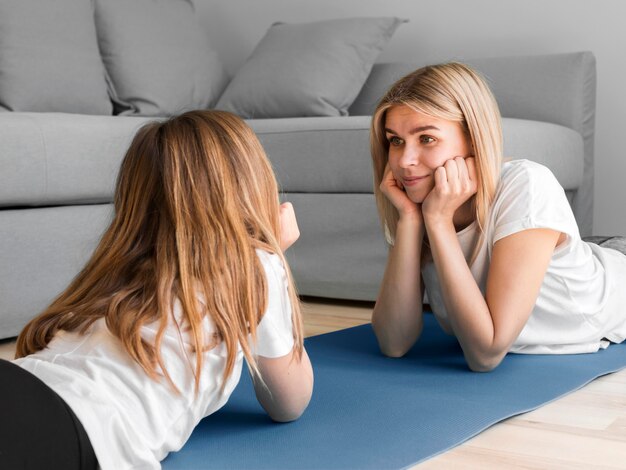 Figlia e mamma seduta sul tappetino