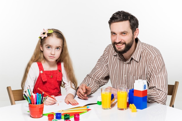 figlia e padre che riuniscono