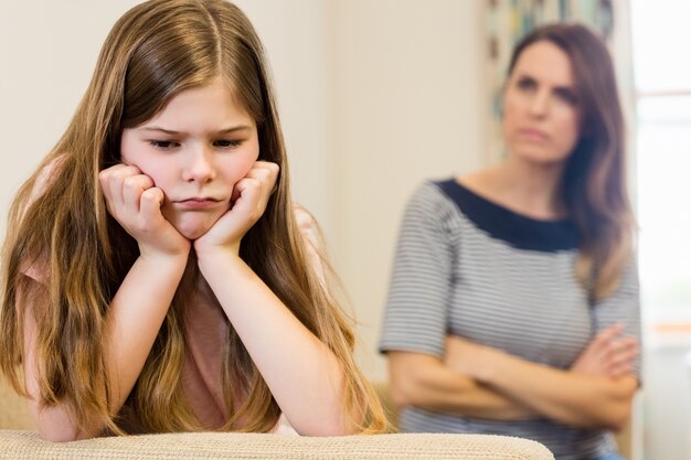 Figlia seduta sconvolto con la madre in salotto