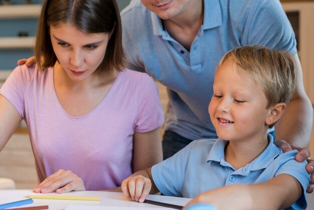 Figlio adorabile che gode del tempo con i genitori