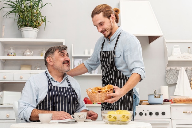 Figlio attento al servizio di suo padre