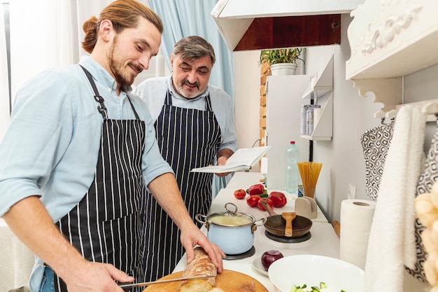 Figlio bello che taglia pane per una ricetta