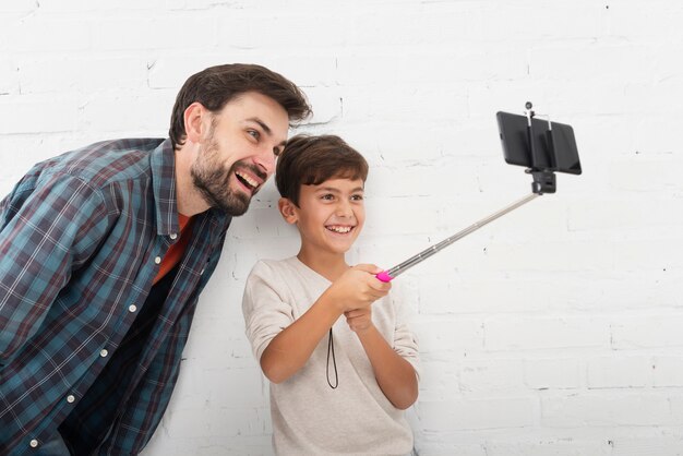 Figlio che prende un selfie con suo padre