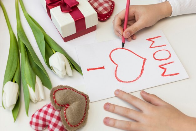 Figlio del primo piano che fa una carta per sua madre