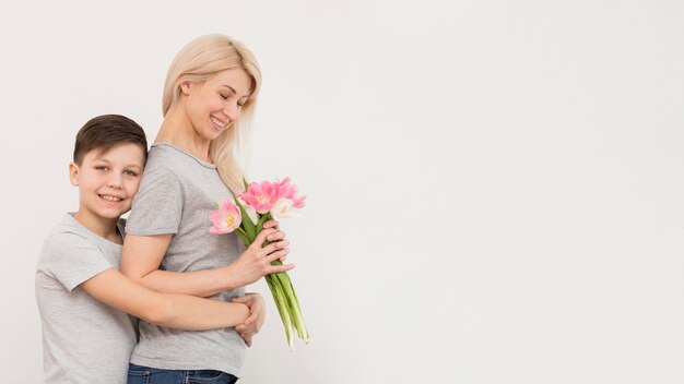 Figlio di vista laterale che abbraccia sua madre