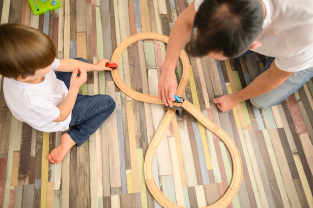 Figlio e padre che giocano con i giocattoli