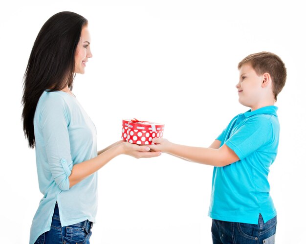 Figlio felice che dà un regalo a sua madre isolata su bianco