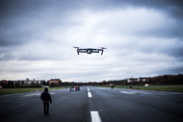 Figura di aereo di linea che vola nel cielo sotto un cielo nuvoloso