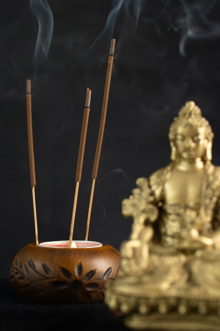 Foto gratuito figurina di buddha natura morta