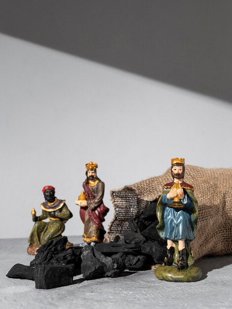 Figurine di re del giorno dell'Epifania con sacco di carbone e copia spazio