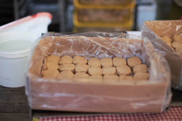 Fila di biscotti in una scatola aperta