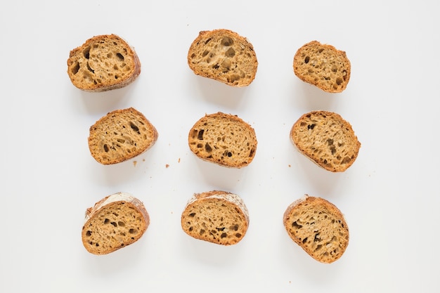 Fila di pane tostato su sfondo bianco