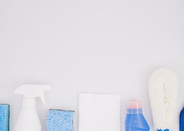 Fila di prodotti per la pulizia su sfondo bianco