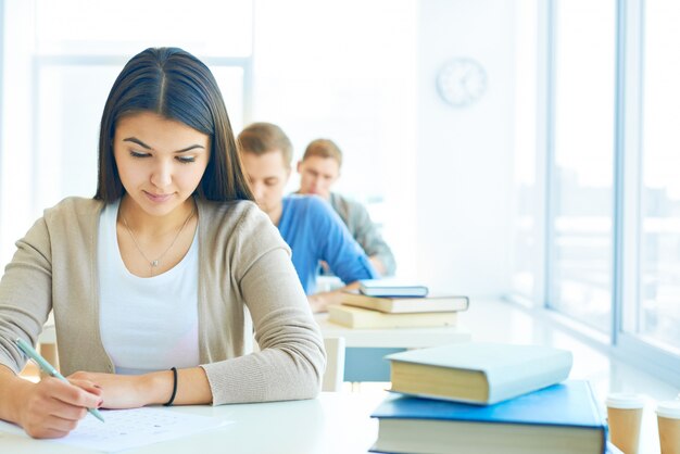 Fila di studenti facendo un esame