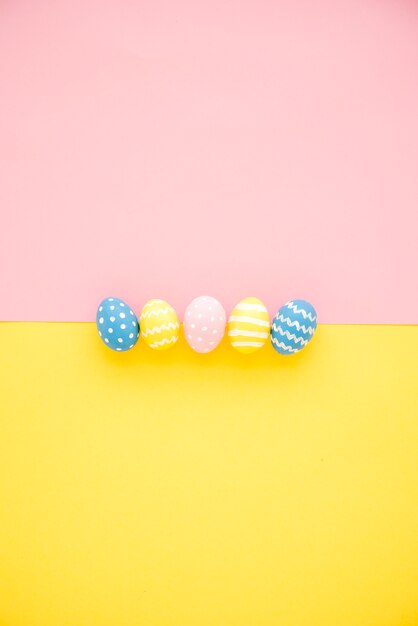 Fila di uova di Pasqua colorate