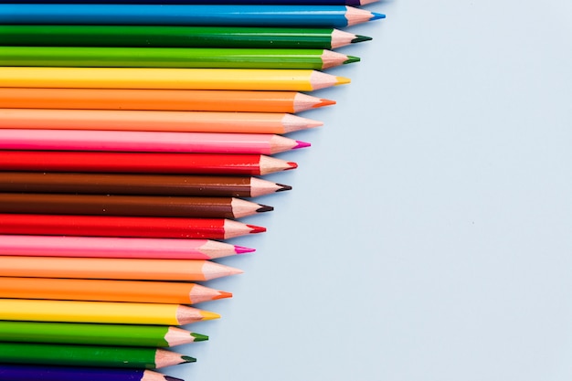 Fila inclinata di matite colorate