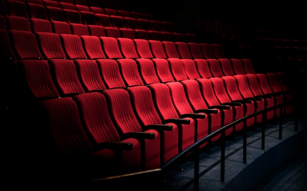 File di sedili rossi in un teatro