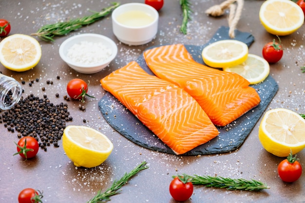 Filetto di carne di salmone crudo e fresco su ardesia di pietra nera