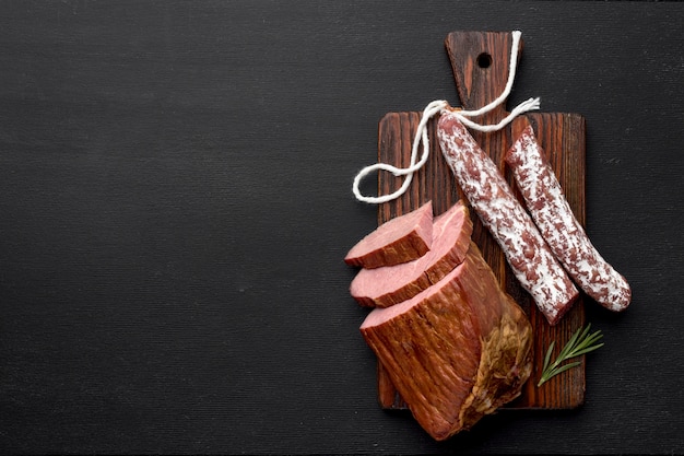 Filetto di carne e salame su tavola di legno