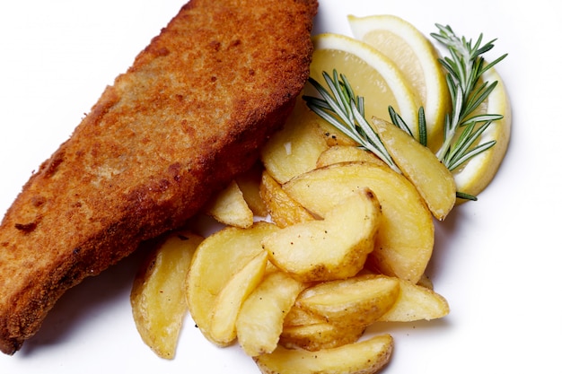 Filetto di pesce delizioso con patate fritte