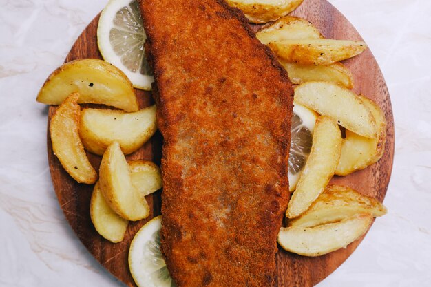 Filetto di pesce delizioso con patate fritte