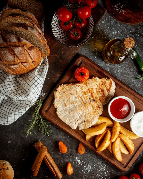 Filetto di pollo con patate e ketchup