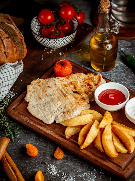 Filetto di pollo con patate fritte