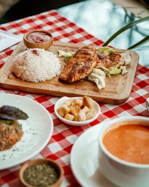 filetto di pollo con riso e ketchup