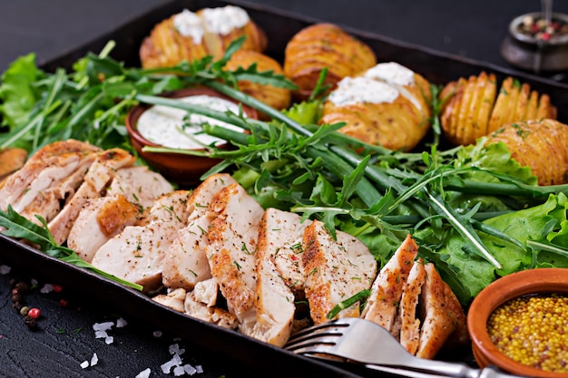 Filetto di pollo cotto su una griglia con contorno di patate al forno. Pasto dietetico. Cibo salutare.