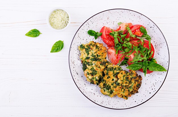 Filetto di pollo tritato con bistecca al forno con spinaci e contorno di insalata di pomodori. Cucina europea. Cibo dietetico. Vista dall'alto