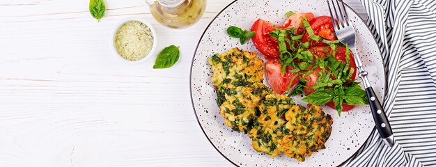 Filetto di pollo tritato con bistecca al forno con spinaci e contorno di insalata di pomodori. Cucina europea. Cibo dietetico. Vista dall'alto