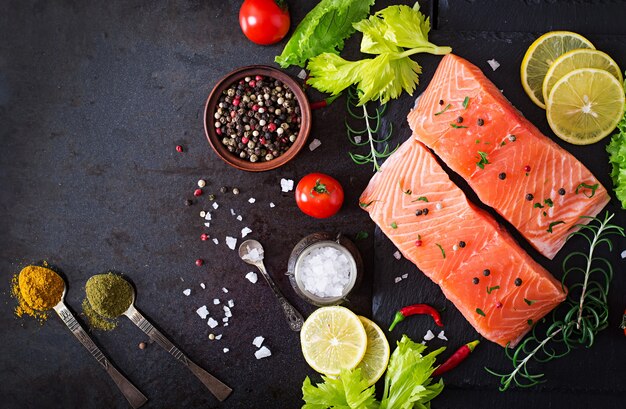 Filetto di salmone crudo e ingredienti per cucinare