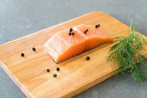 Filetto di salmone fresco a bordo